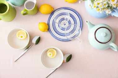 Masa düzenlemesi ve açık arkaplanda papatya çiçekleri