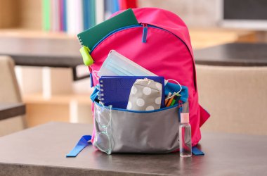 Okul çantasının içinde kırtasiye malzemeleri, bir şişe dezenfektan, sağlık maskesi ve gözlük vardı.