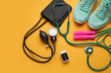 Nabız oksimetresi, sphygmomanometre, steteskop, atlama ipi ve spor ayakkabıları.