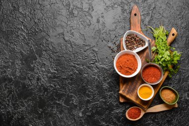 Koyu arkaplanda geleneksel Hint baharatları