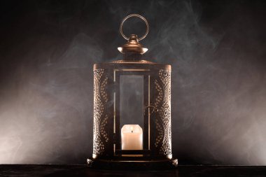 Koyu arkaplanda İslami lamba