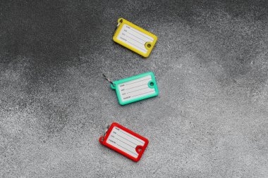 Grunge arkaplanındaki farklı anahtar etiketleri