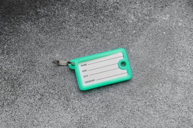 Grunge arkaplanındaki plastik anahtar etiketi