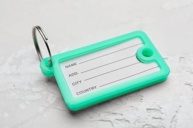 Işık arkaplanındaki plastik anahtar etiketi