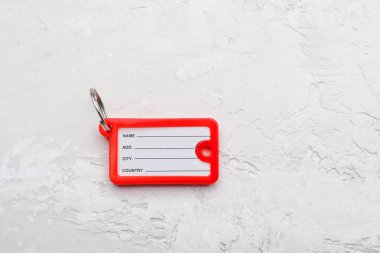 Işık arkaplanındaki plastik anahtar etiketi