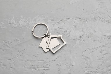 Gri arkaplanda şık ev şekilli anahtarlık