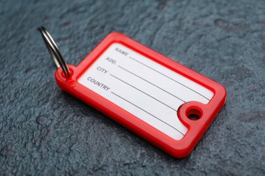 Koyu arkaplanda plastik anahtar etiketi