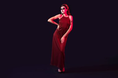 Yüzünde boyalı kafatası olan genç bir kadın. Meksika Ölüler Günü 'nün Kutlaması (El Dia de Muertos)