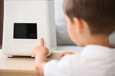 Evinde modern nemlendiricisi olan küçük bir çocuk.