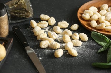 Koyu arkaplanda ham gnocchi