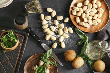 Koyu arkaplanda ham gnocchi ile kompozisyon