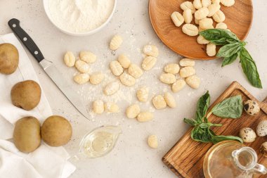 Işık arkaplan üzerinde ham gnocchi ile kompozisyon