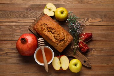 Ballı ekmek, nar ve ahşap arka planda elmalar. Rosh hashanah (Yahudi Yeni Yılı) kutlaması