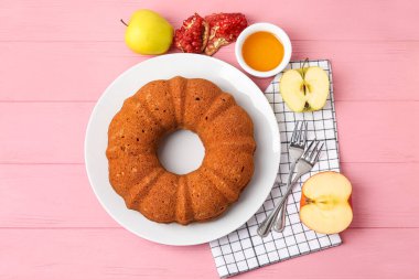 Ballı ekmek, nar ve renkli ahşap arka planda elmalar. Rosh hashanah (Yahudi Yeni Yılı) kutlaması