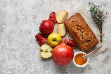 Ballı ekmek, nar ve arkaplanda elmalar. Rosh hashanah (Yahudi Yeni Yılı) kutlaması