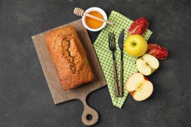 Ballı ekmek, nar ve koyu arkaplanda elmalar. Rosh hashanah (Yahudi Yeni Yılı) kutlaması