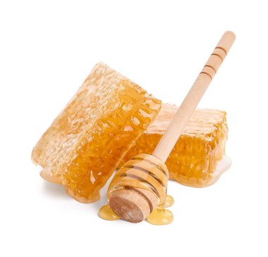 Beyaz arka planda organik bal tarakları ve dipper