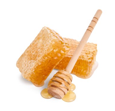 Beyaz arka planda organik bal tarakları ve dipper