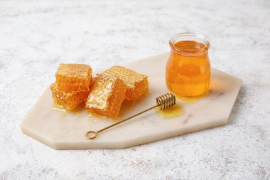 Ballı kavanoz ve hafif arkaplan tarakları