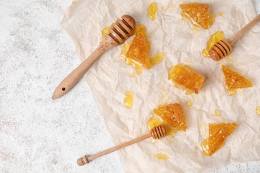 Açık arkaplanda bal tarakları olan parşömen