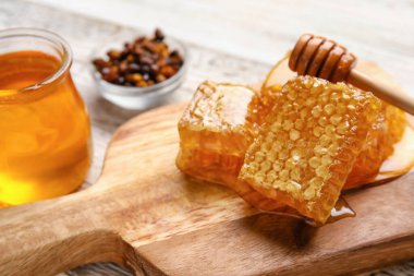 Beyaz ahşap zemin üzerinde bal tarakları olan tahta