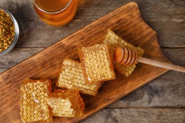 Tahta zeminde bal tarakları olan tahta