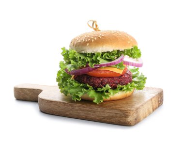 Beyaz arka planda lezzetli vejetaryen burgerli ahşap tahta tahta.