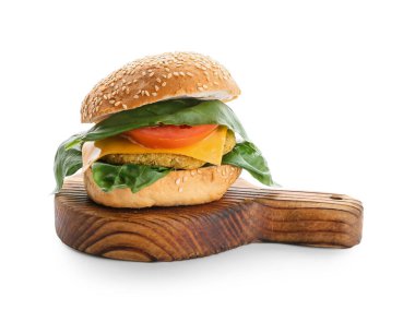 Beyaz arka planda lezzetli vejetaryen burgerli ahşap tahta tahta.