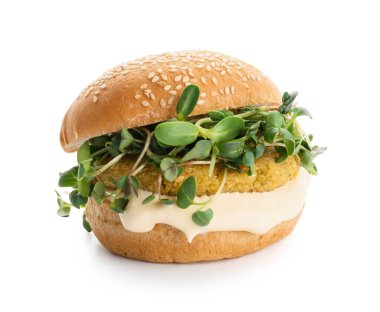 Beyaz arka planda lezzetli vejetaryen burger.
