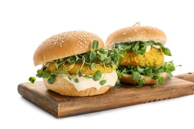 Beyaz arka planda lezzetli vejetaryen burgerli ahşap tahta tahta.