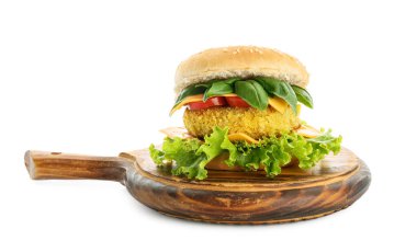 Beyaz arka planda lezzetli vejetaryen burgerli ahşap tahta tahta.