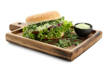 Lezzetli vejetaryen burgerli ahşap tahta tahta ve beyaz arka planda sos.
