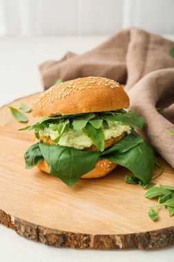 Lezzetli vejetaryen burgerli ahşap tahta masa.