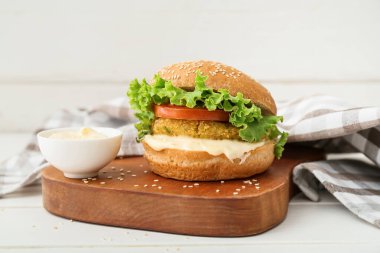 Lezzetli vejetaryen burgerli ahşap tahta masa.