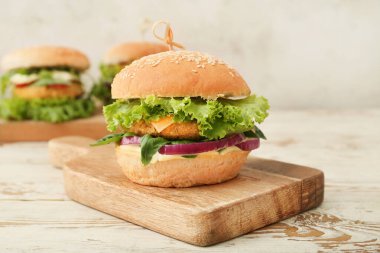 Lezzetli vejetaryen burgerli ahşap tahta masa.