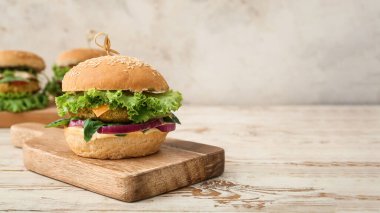 Lezzetli vejetaryen burgerli ahşap tahta masa.