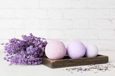 Banyo bombalı tepsi ve arka planda lavanta çiçekleri