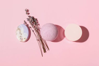 Banyo bombası, sabun, kozmetik ürün kavanozu ve lavanta çiçekleriyle renklendirilmiş kompozisyon