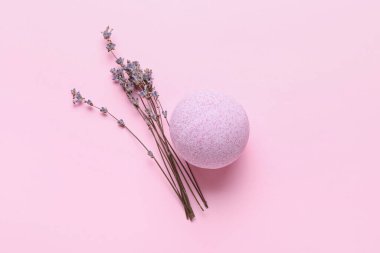Banyo bombası ve lavanta çiçekleri renk arka planında