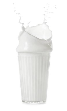 Beyaz arka planda bir bardak beyaz süt.