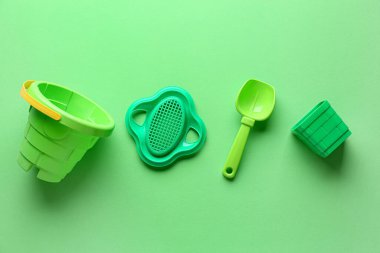 Renkli arka plandaki çocuklar için plaj aksesuarları