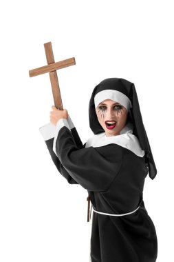 Cadılar Bayramı için beyaz arka planda rahibe gibi giyinmiş bir kadın.