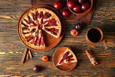 Lezzetli erikli turta ve ahşap arka planda bir fincan çay ile kompozisyon