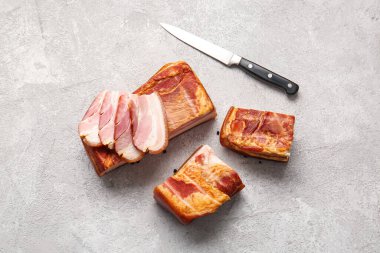 Hafif arka planda lezzetli tütsülenmiş pastırma