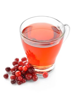 Beyaz arka planda kızılcıklı bir fincan lezzetli çay.