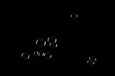 sabun köpükleri koyu arkaplanda