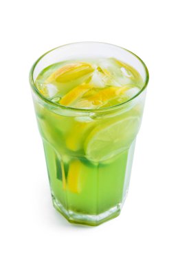 Beyaz arka planda lezzetli limonatalı cam.