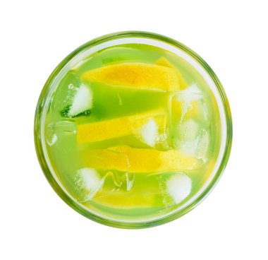 Beyaz arka planda lezzetli limonatalı cam.
