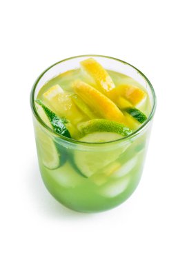 Beyaz arka planda lezzetli limonatalı cam.