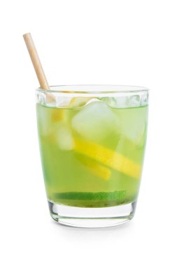 Beyaz arka planda lezzetli limonatalı cam.